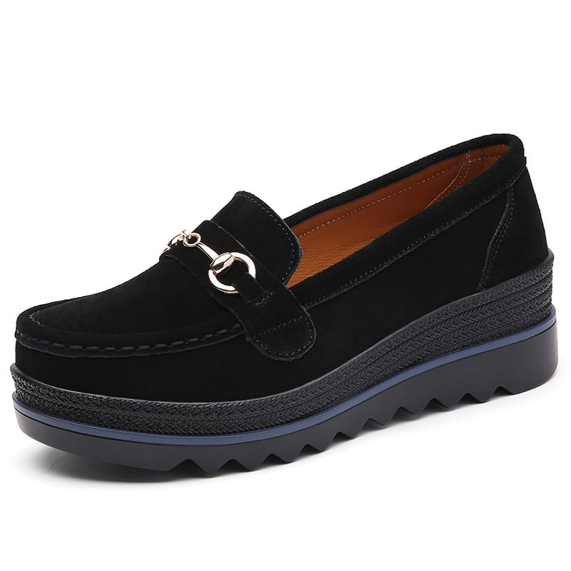 Mocasines con suela compensada y elementos decorativos metálicos para mujer