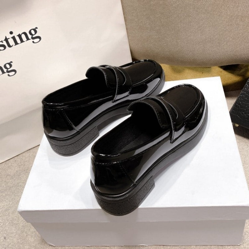 Mocasines negros de charol con tacón para mujer