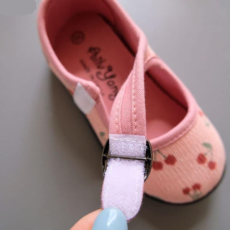 mocasín de terciopelo rosa con cierre de velcro