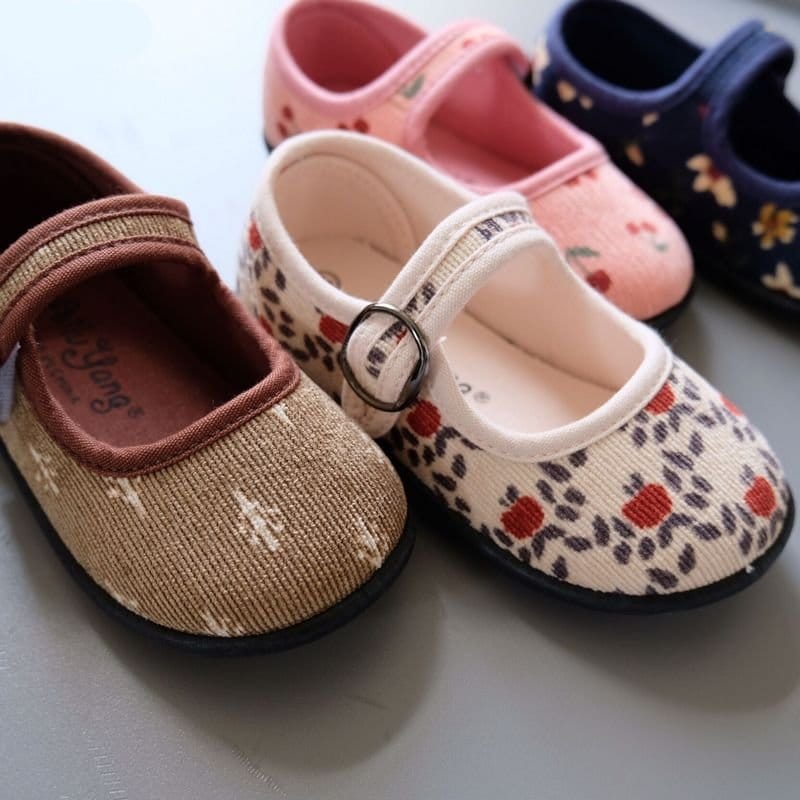 zoom sobre mocasines de terciopelo marrón y blanco