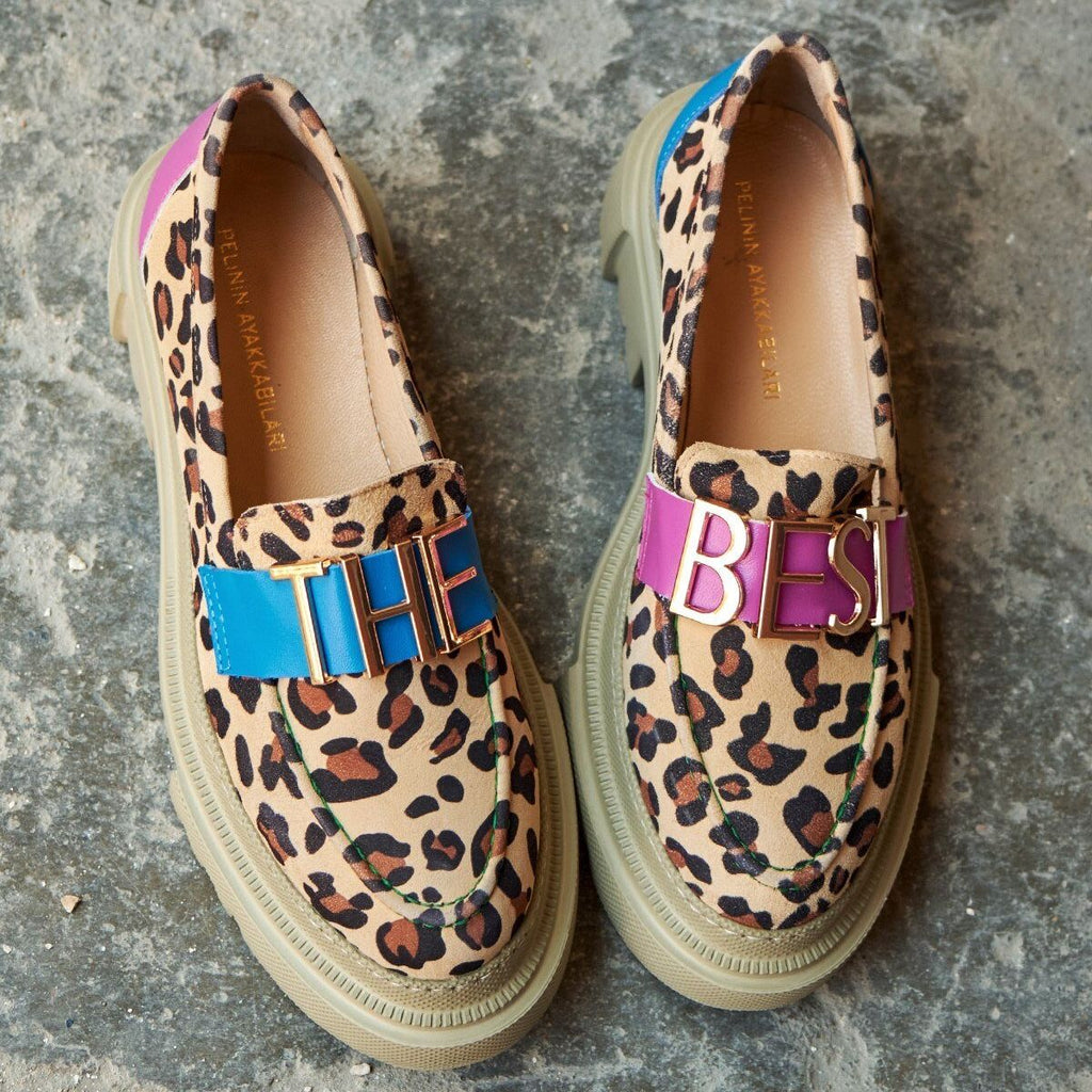 Mocasines beige con suela plataforma y estampado leopardo