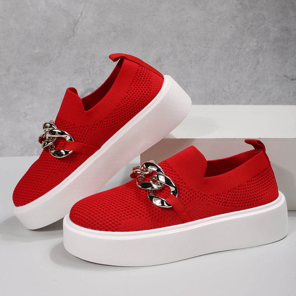 Foto de mocasines rojos de plataforma con cadena metálica