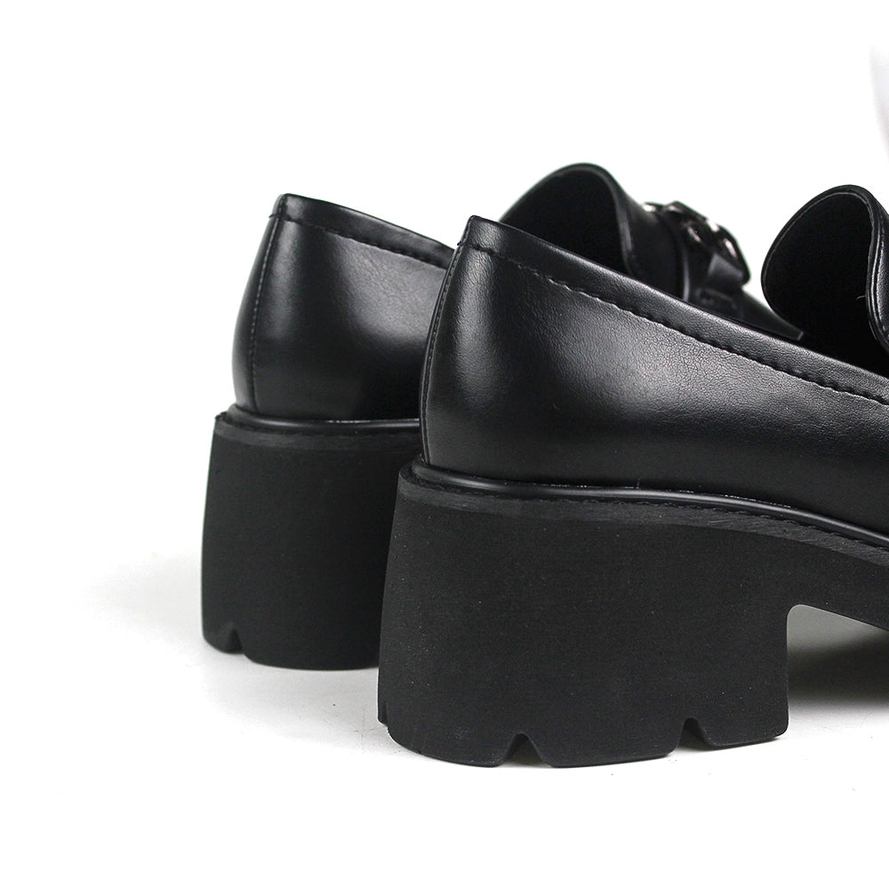 Mocasines vintage con tacón y cadenitas de cuero para mujer