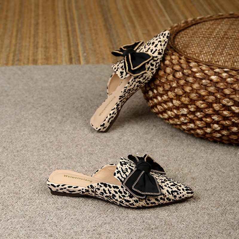 Mules mocasines puntiagudas con lazo y estampado de leopardo