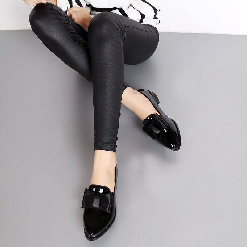 Mocasines de punta afilada en charol con lazo decorativo