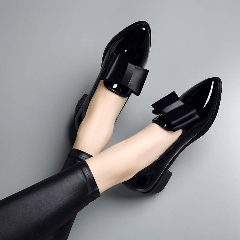 Mocasines de punta afilada en charol con lazo decorativo