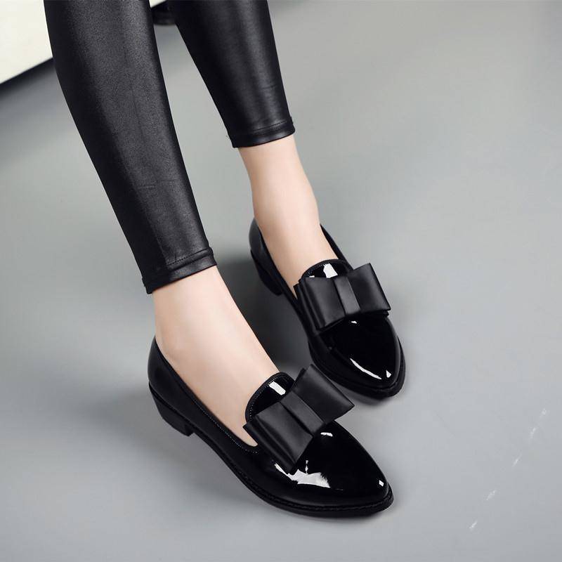 Mocasines de punta afilada en charol con lazo decorativo