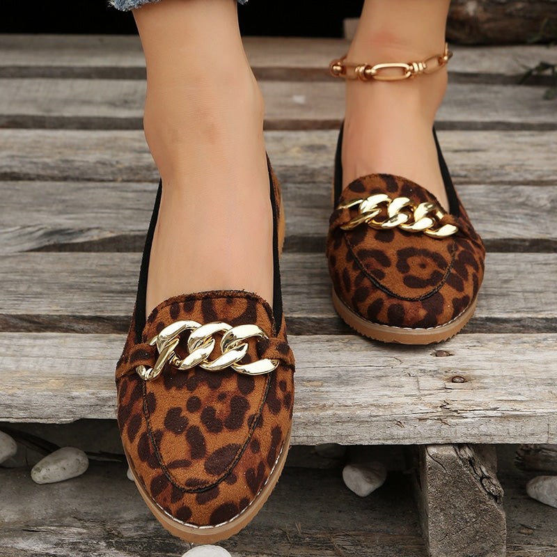Mocasines de tacón bajo con estampado de leopardo y cadenas doradas