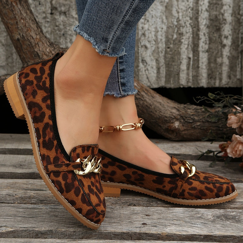 Mocasines de tacón bajo con estampado de leopardo y cadenas doradas
