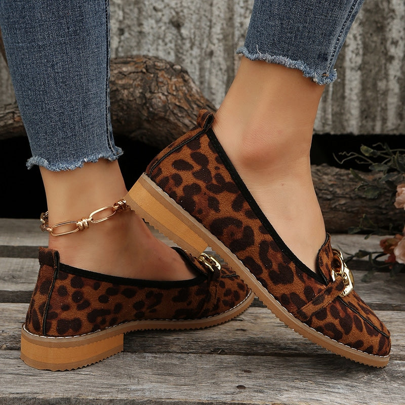 Mocasines de tacón bajo con estampado de leopardo y cadenas doradas