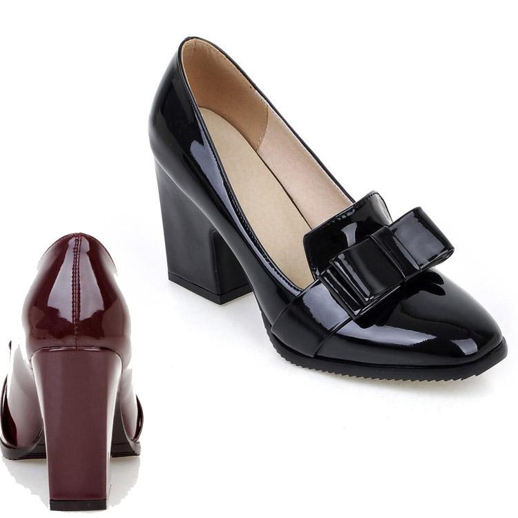 Mocasines de tacón en charol con lazo decorativo