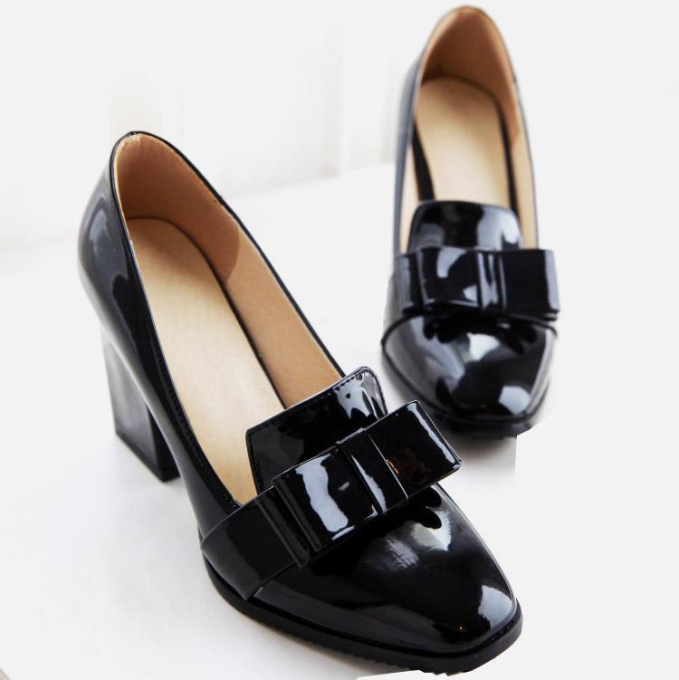Mocasines de tacón en charol con lazo decorativo