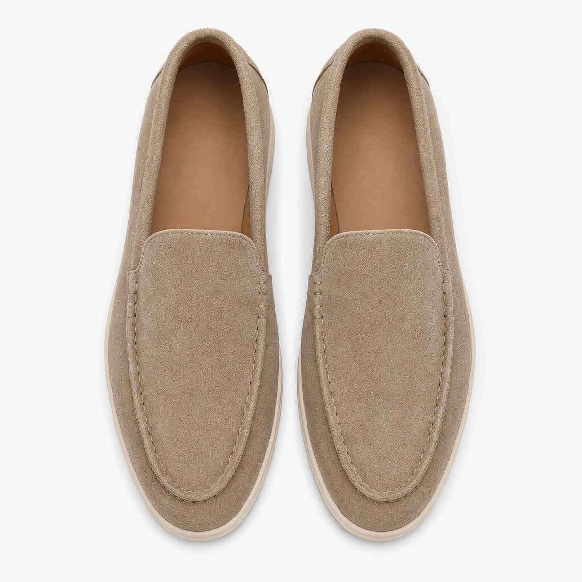 Mocasines flexibles de hombre en ante taupe con suela clara, color taupe, vista lateral Imagen
