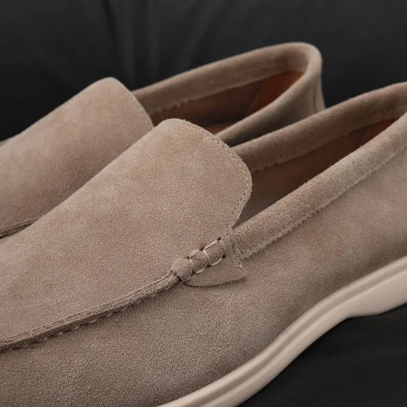 Mocasines flexibles de hombre en ante taupe con suela clara, color camel, vista frontal