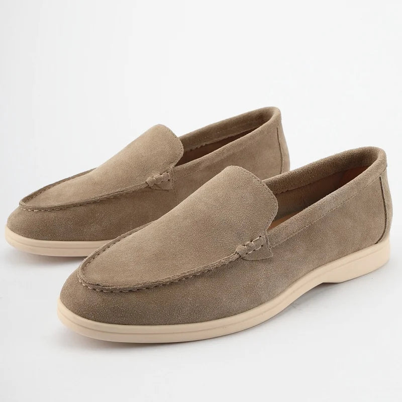 Mocasines flexibles de hombre en ante taupe con suela clara, color taupe, vista trasera