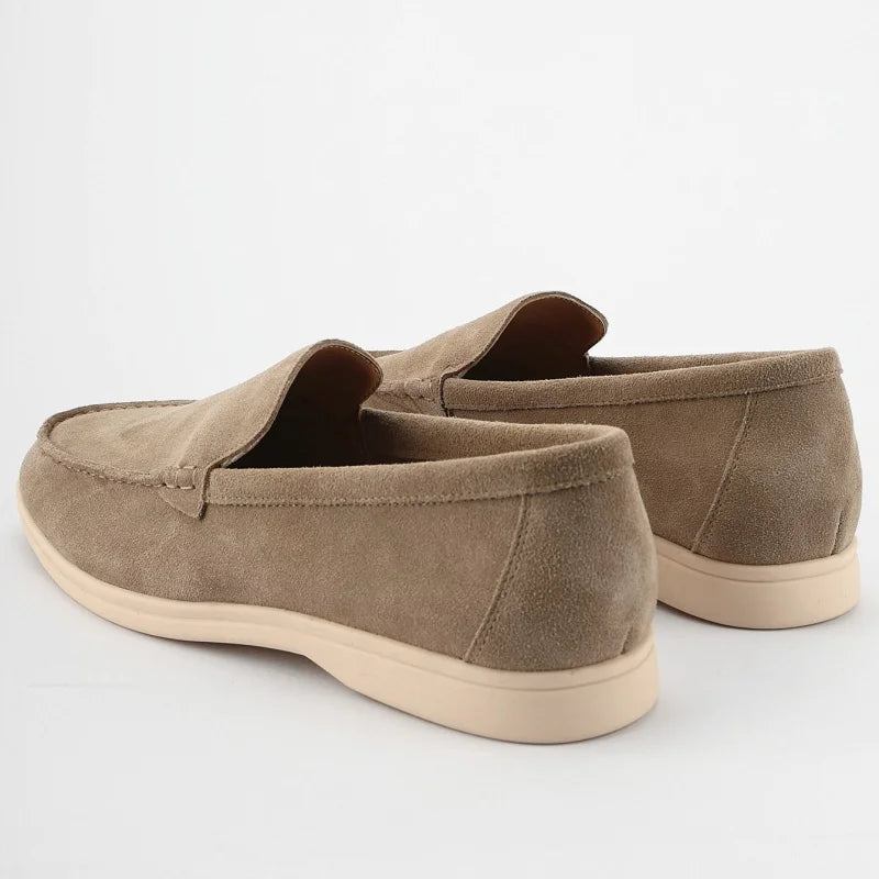 Mocasines flexibles de hombre en ante taupe con suela clara, color camel, vista superior