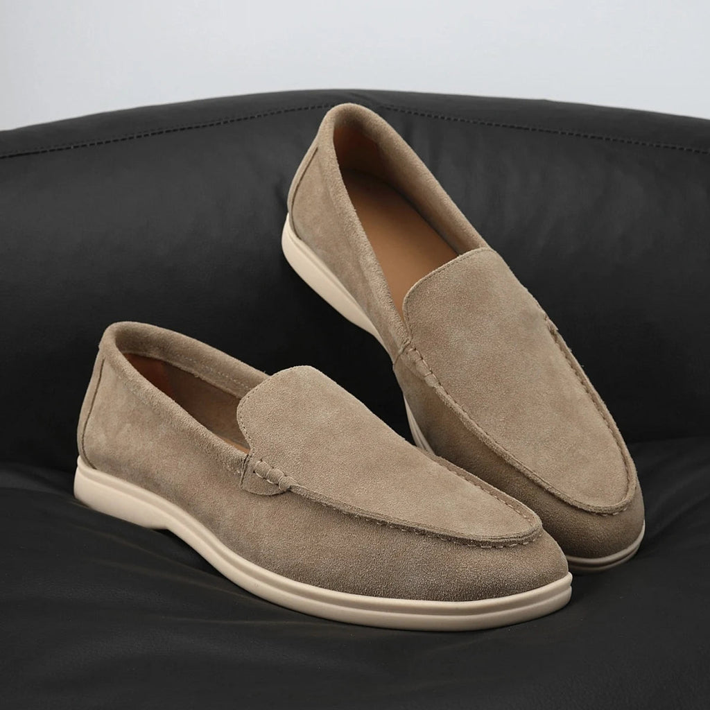 Mocasines flexibles de hombre en ante taupe con suela clara, color camel, detalle de las costuras