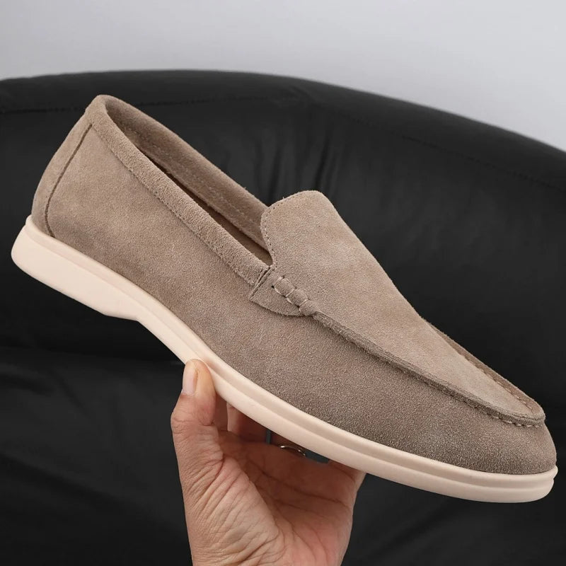 Mocasines flexibles de hombre en ante taupe con suela clara, color taupe, par completo