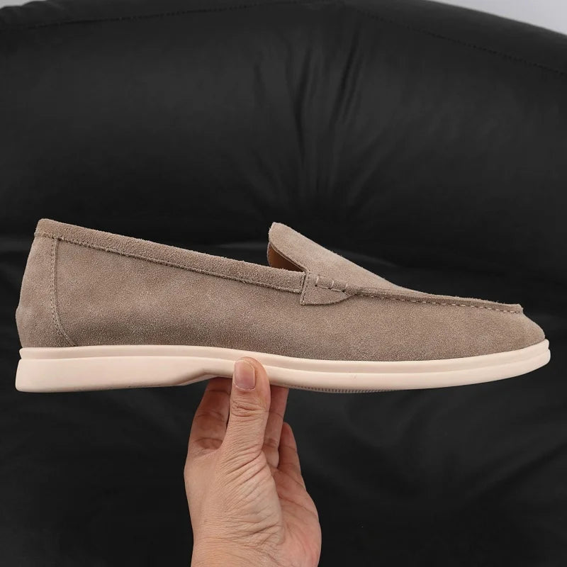 Mocasines flexibles de hombre en ante taupe con suela clara, color camel, puesto en el pie