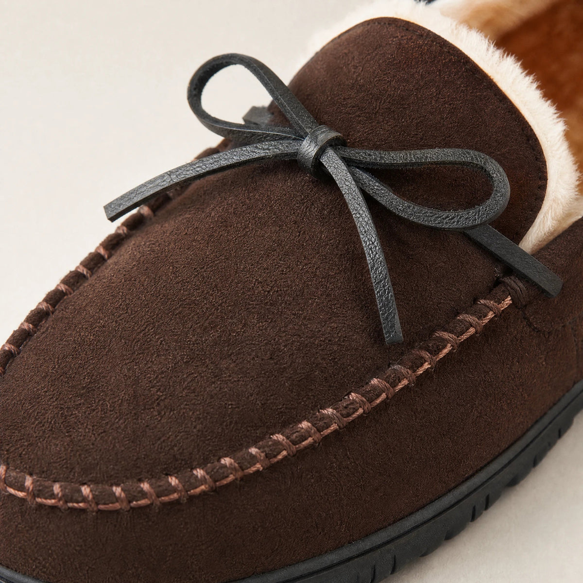 Mocasines forrados de hombre marrones, vista frontal