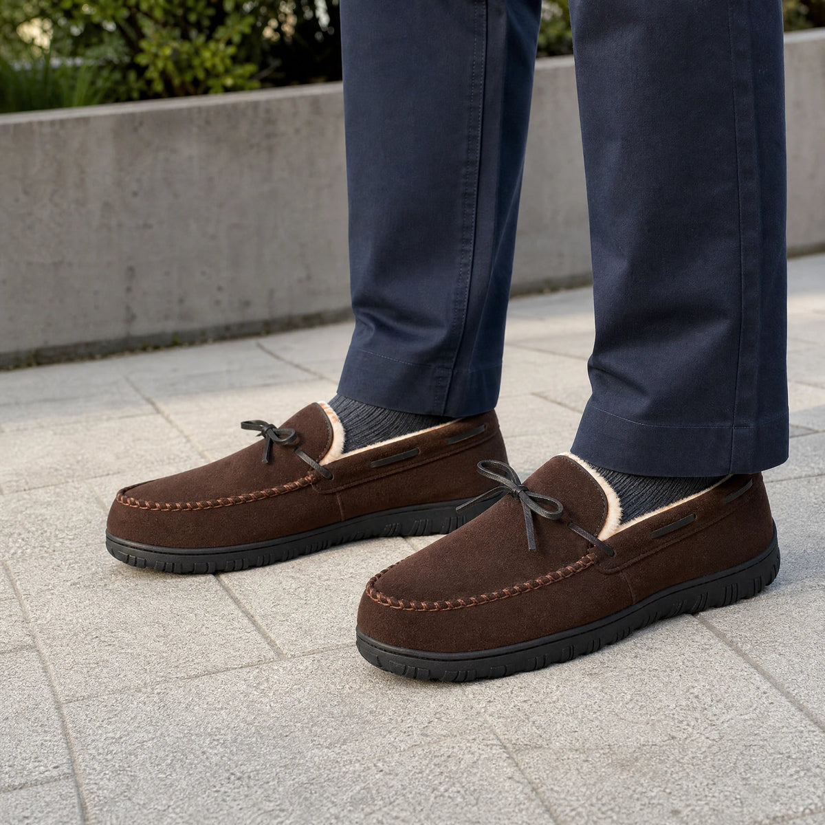 Mocasines forrados de hombre marrones, vista trasera