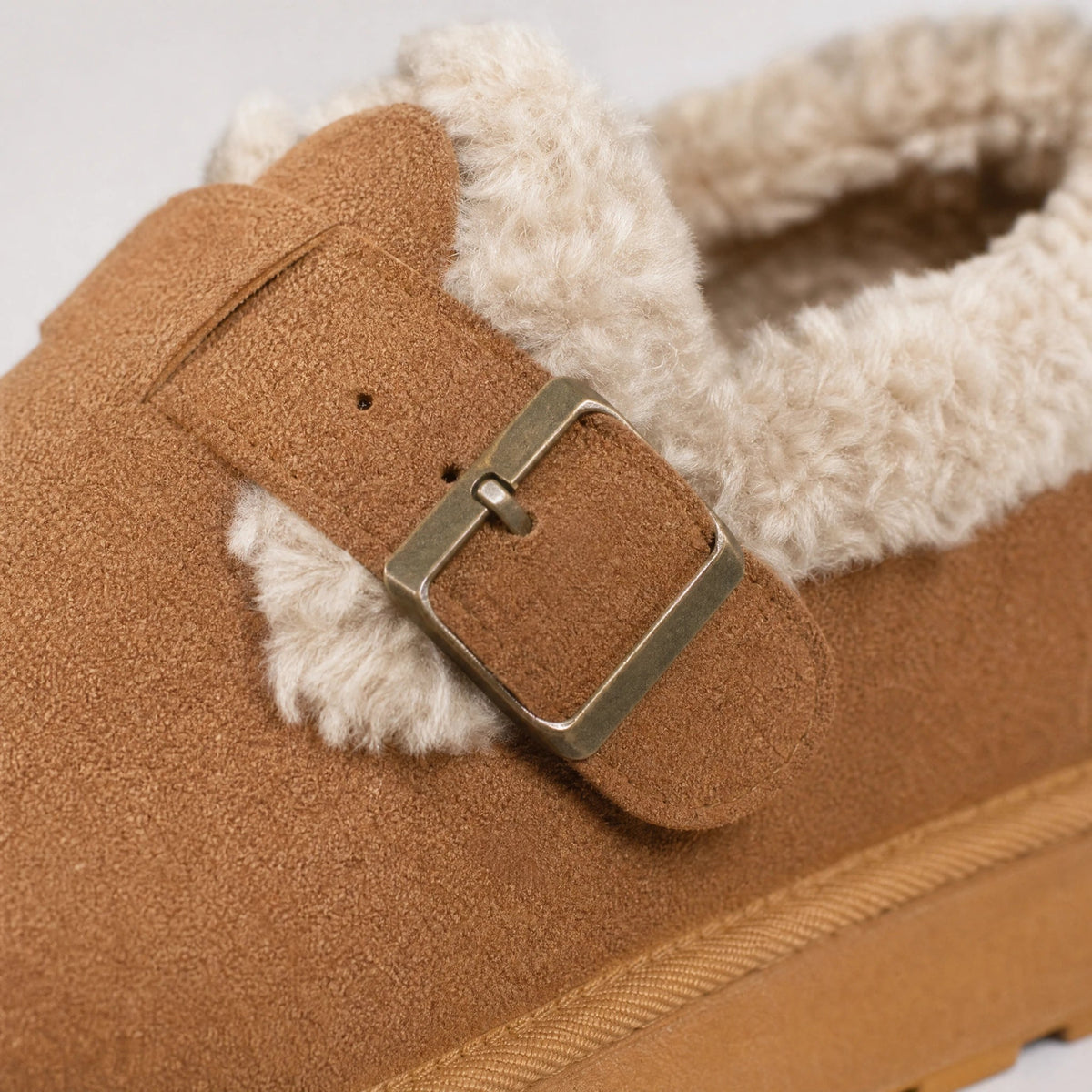 Mocasines forrados de mujer marrones con hebilla, vista frontal Imagen