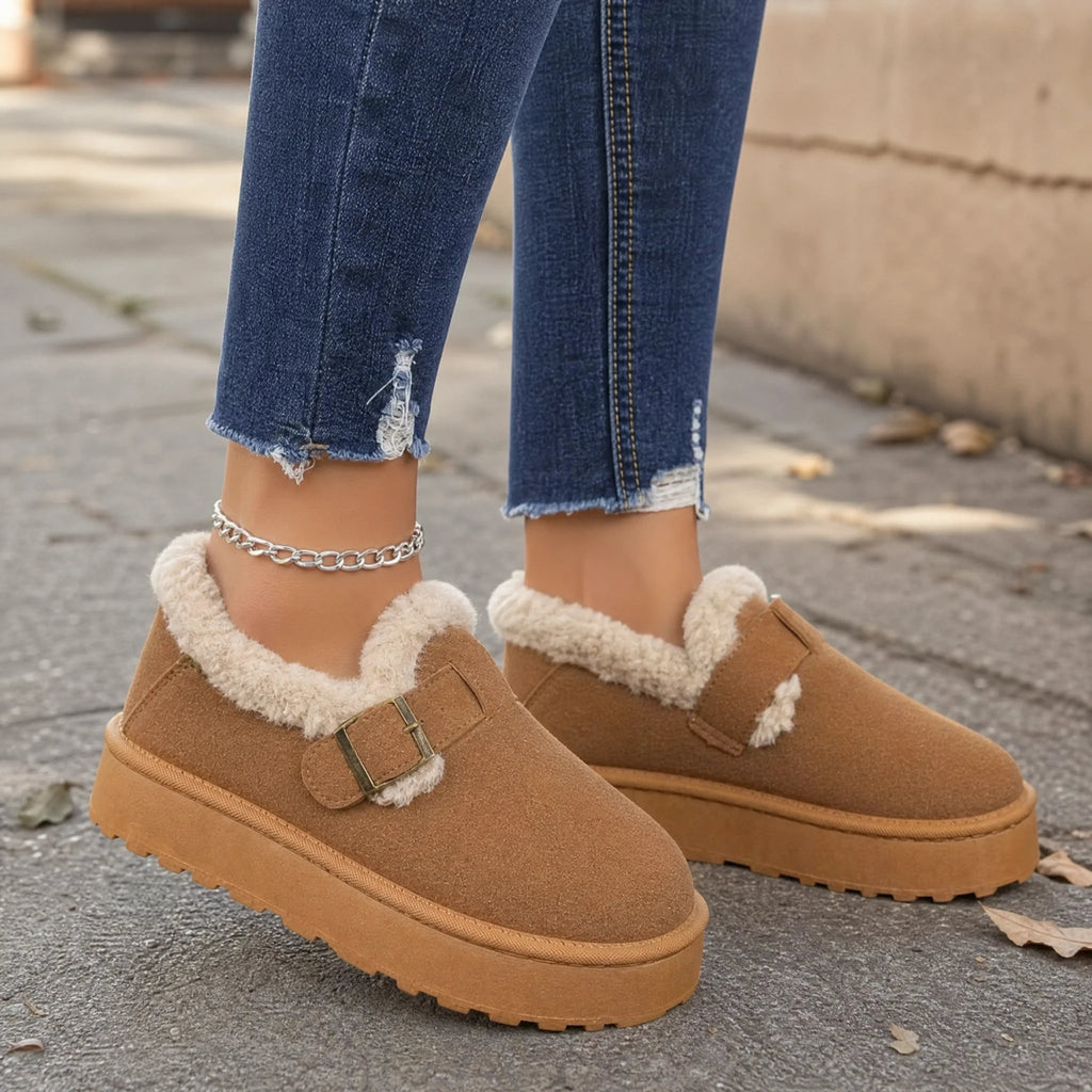 Mocasines forrados de mujer marrones con hebilla, vista trasera