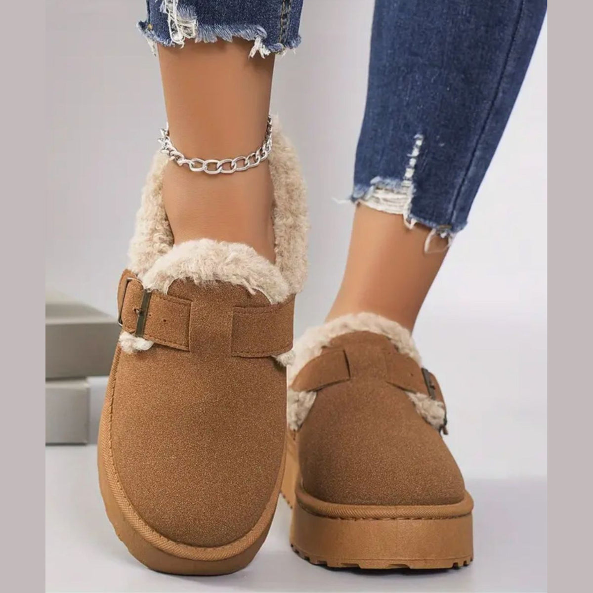 Mocasines forrados de mujer marrones con hebilla, detalle del material