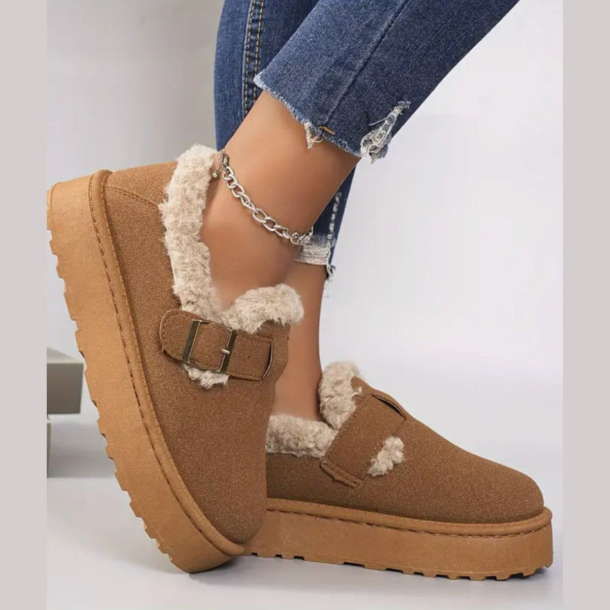 Mocasines forrados de mujer marrones con hebilla, par completo