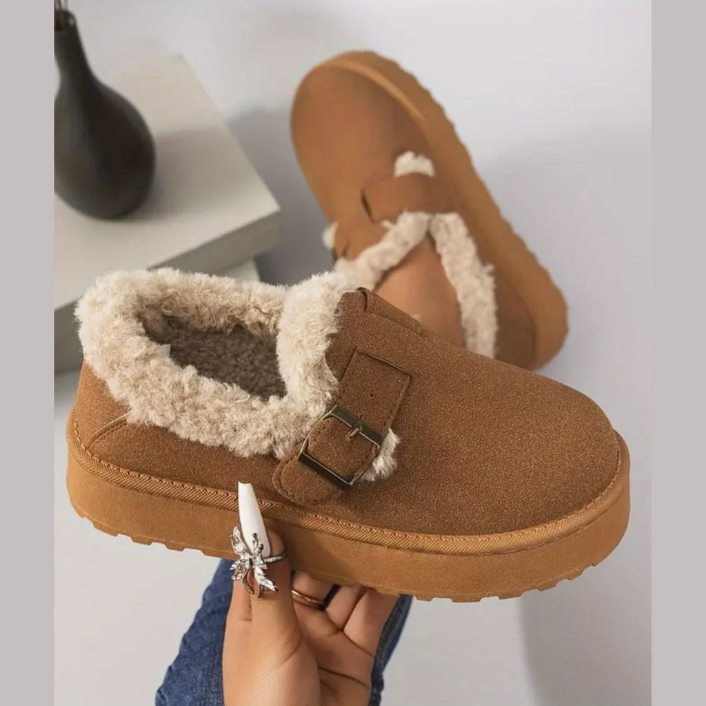 Mocasines forrados de mujer marrones con hebilla, puesta en escena