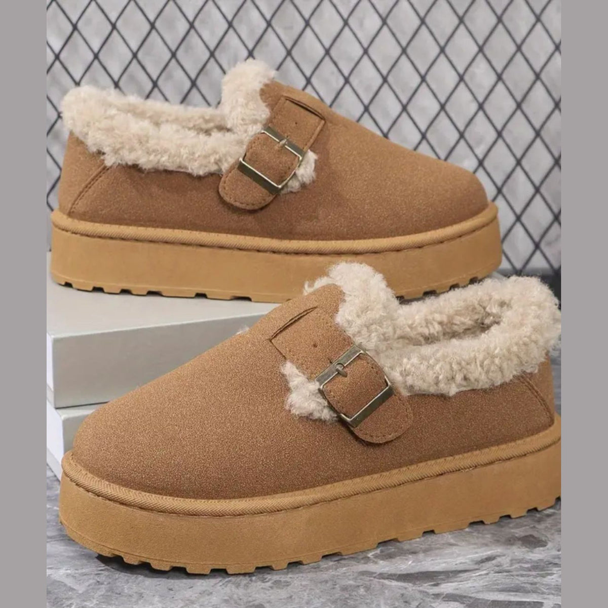 Mocasines forrados de mujer marrones con hebilla, detalle del acabado