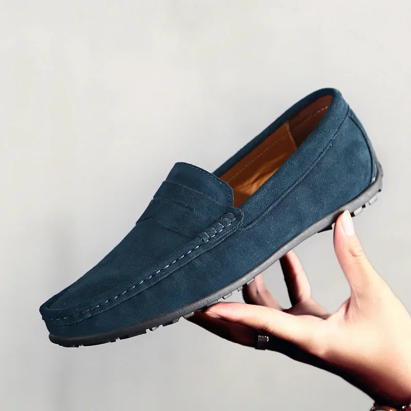Mocasines de hombre azules en ante con suela dentada, color azul petróleo, vista en ángulo
