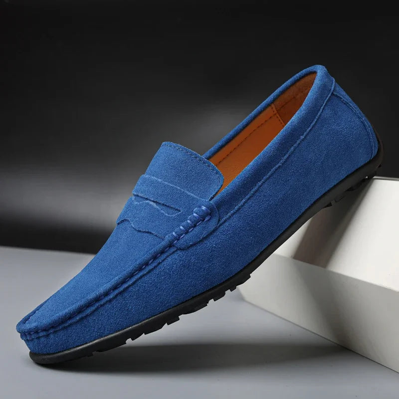 Mocasines de hombre azules en ante con suela dentada, color azul rey, vista frontal