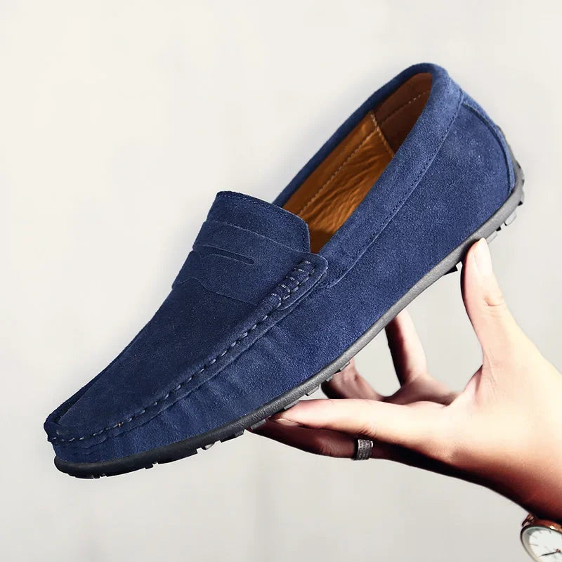 Mocasines de hombre azules en ante con suela dentada, color azul marino, detalle de las costuras
