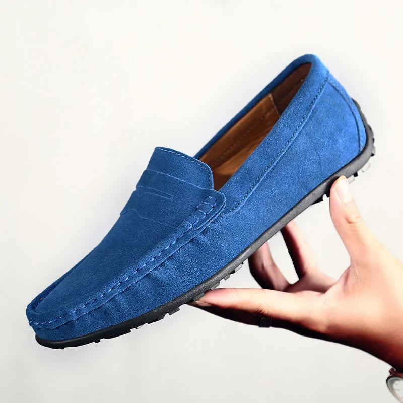 Mocasines de hombre azules en ante con suela dentada, color azul rey, par completo