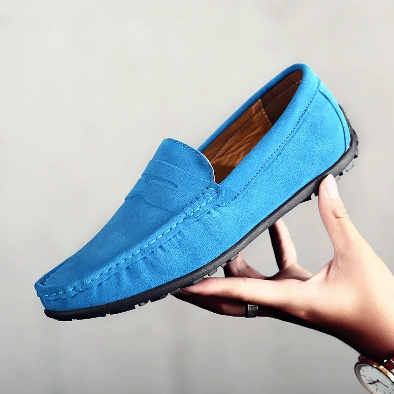 Mocasines de hombre azules en ante con suela dentada, color azul celeste, puesto en el pie