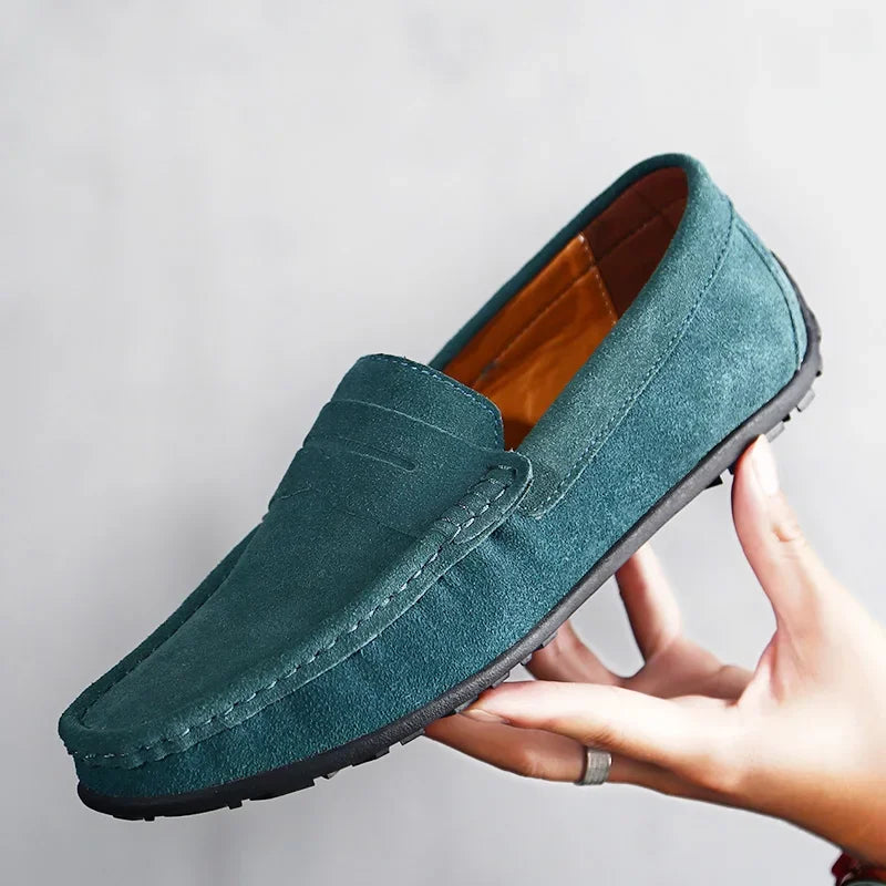 Mocasines de hombre azules en ante con suela dentada, color verde, detalle del material