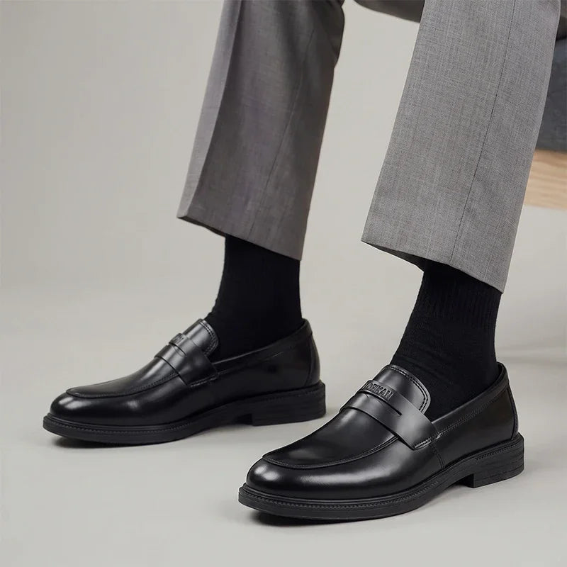 Mocasines de hombre negros con suela gruesa, vista lateral