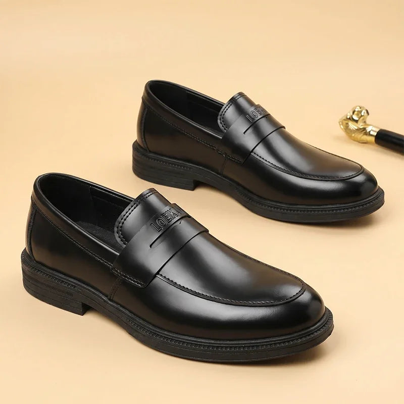 Par de mocasines negros de piel sintética
