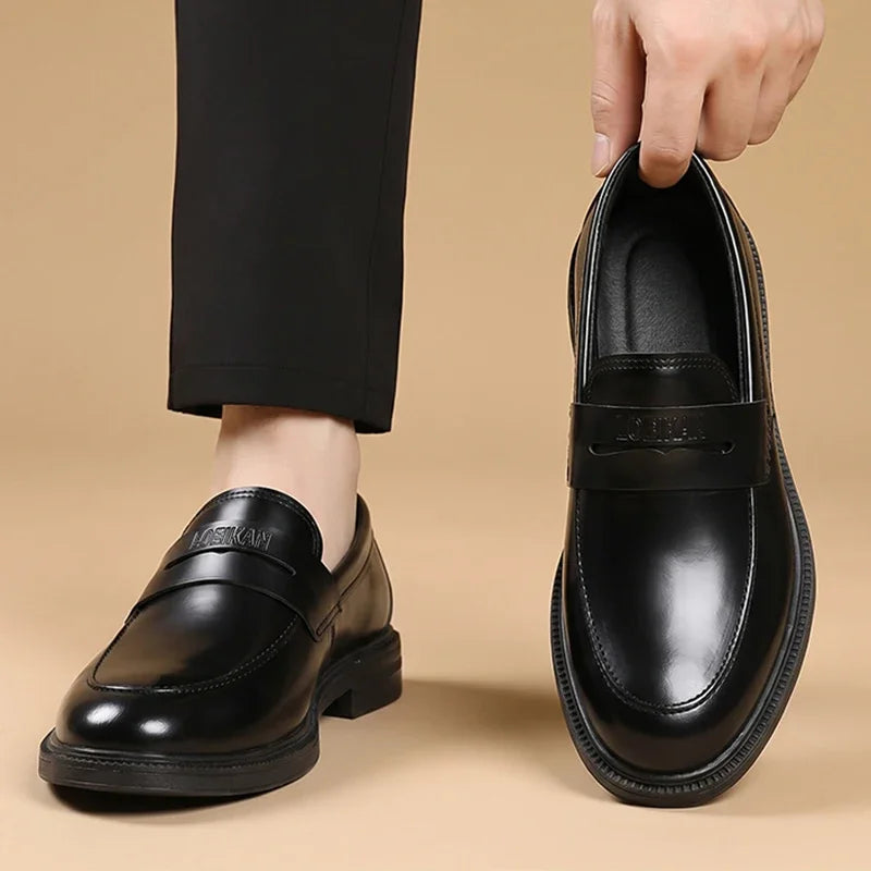 Parte trasera del mocasín negro con suela gruesa