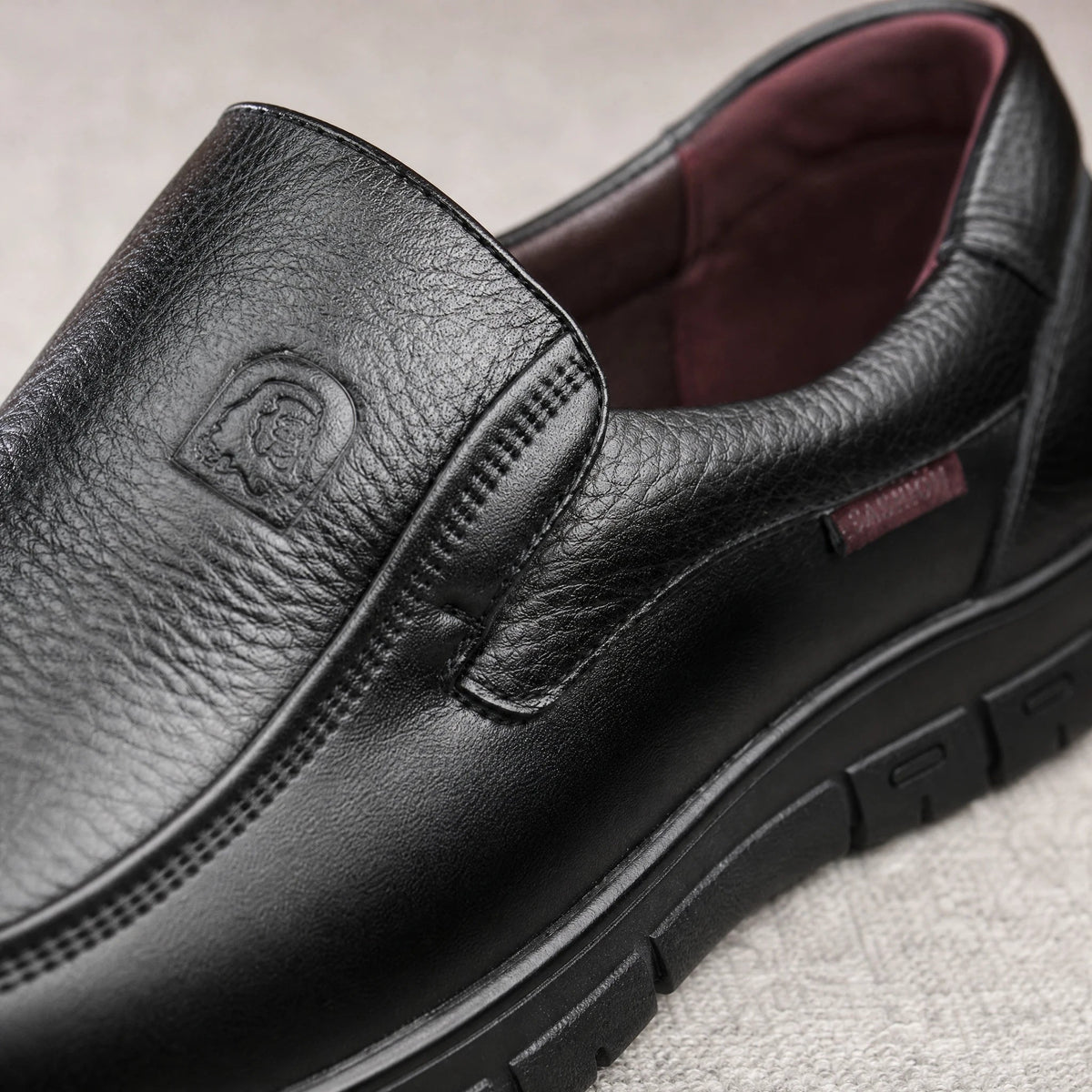 Vista lateral de los mocasines negros de hombre con suela gruesa de 4 cm Imagen