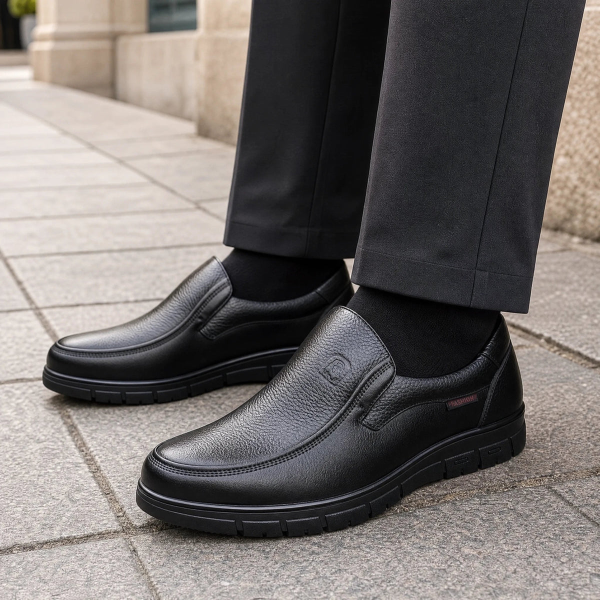 Mocasín negro de piel granulada visto de frente