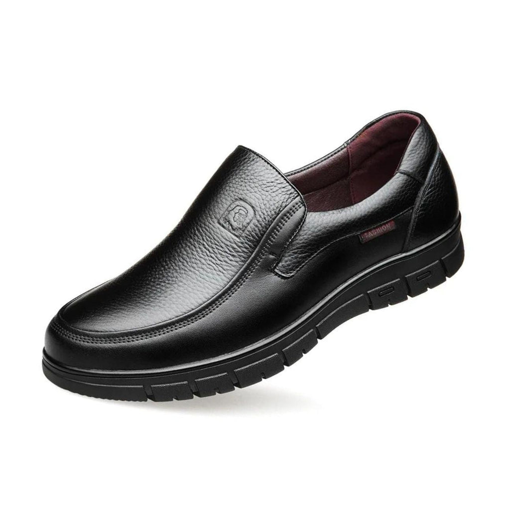 Par de mocasines negros de hombre sin cordones