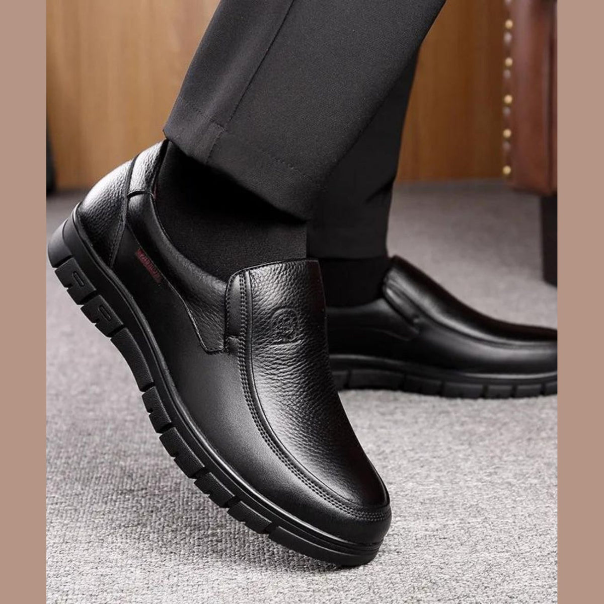 Vista trasera del mocasín negro de piel suave