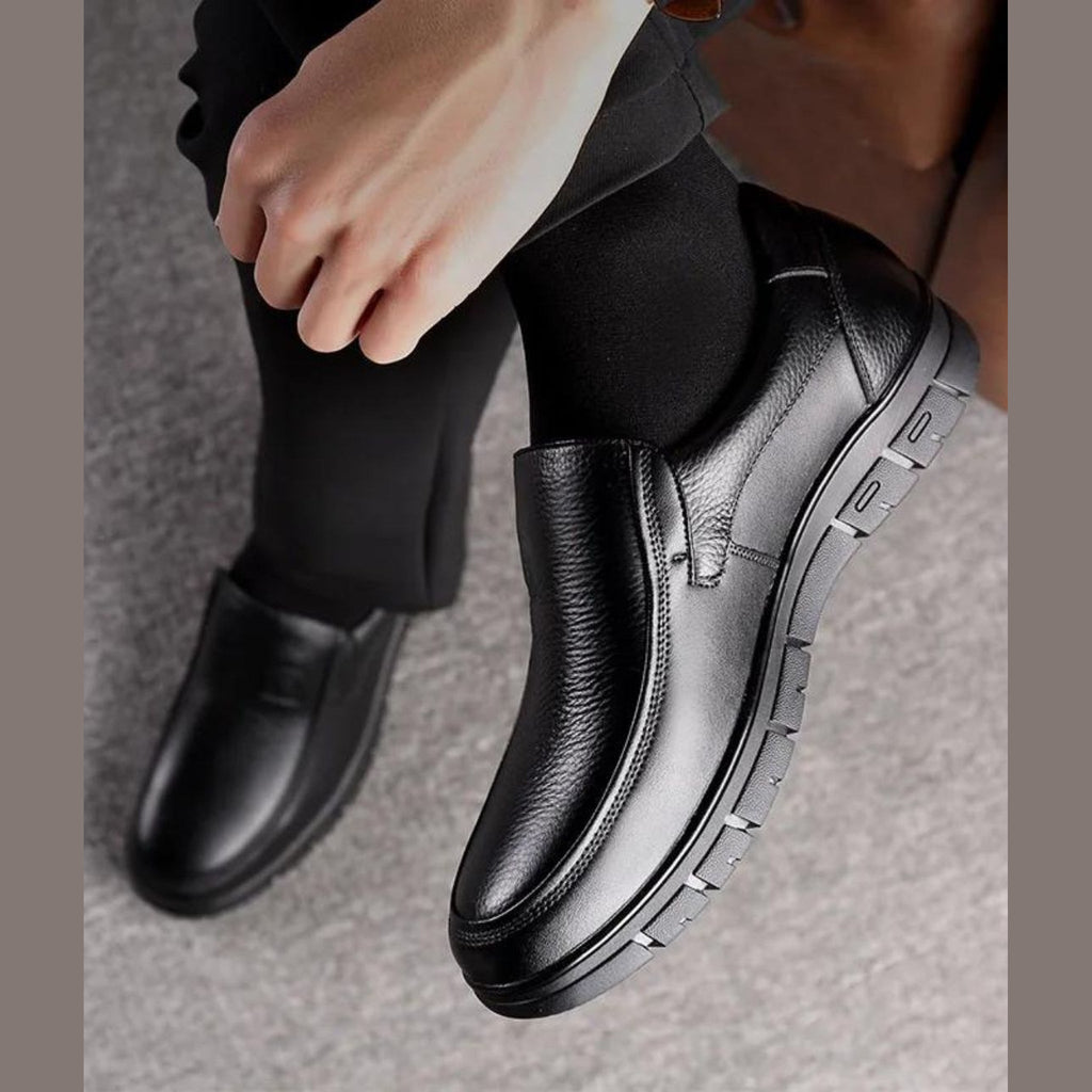 Mocasines negros de hombre con pantalón de vestir