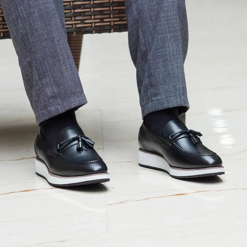 Mocasines de hombre con suela blanca y borlas en negro