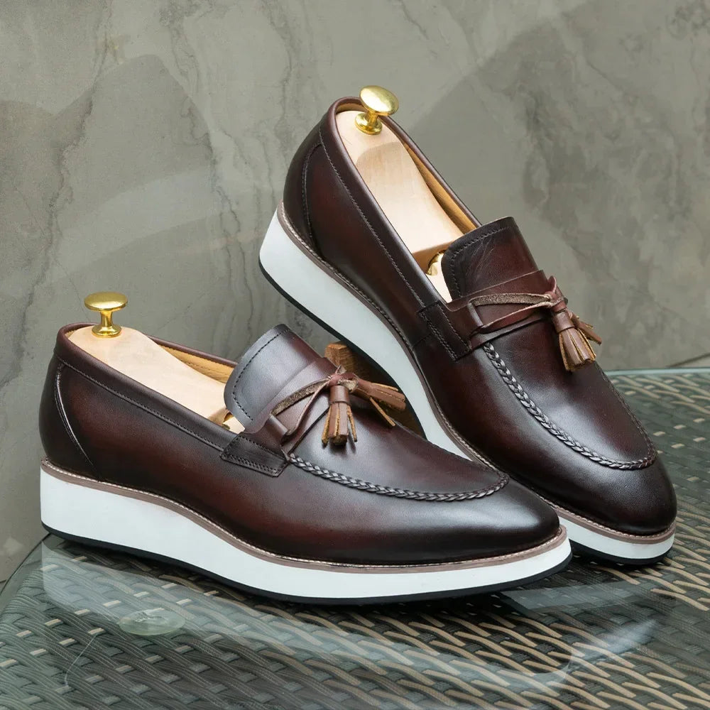 Detalle de las borlas de los mocasines de hombre
