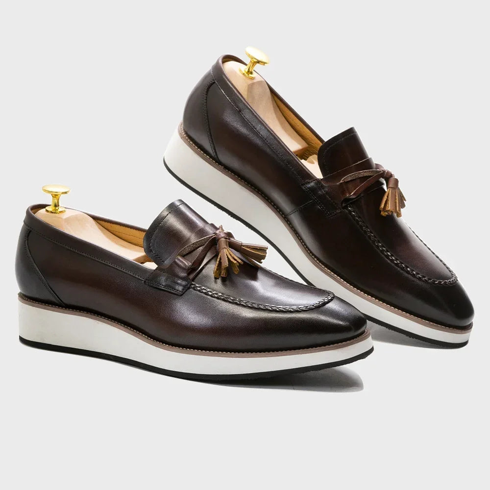 Mocasines de hombre con borlas vistos de perfil