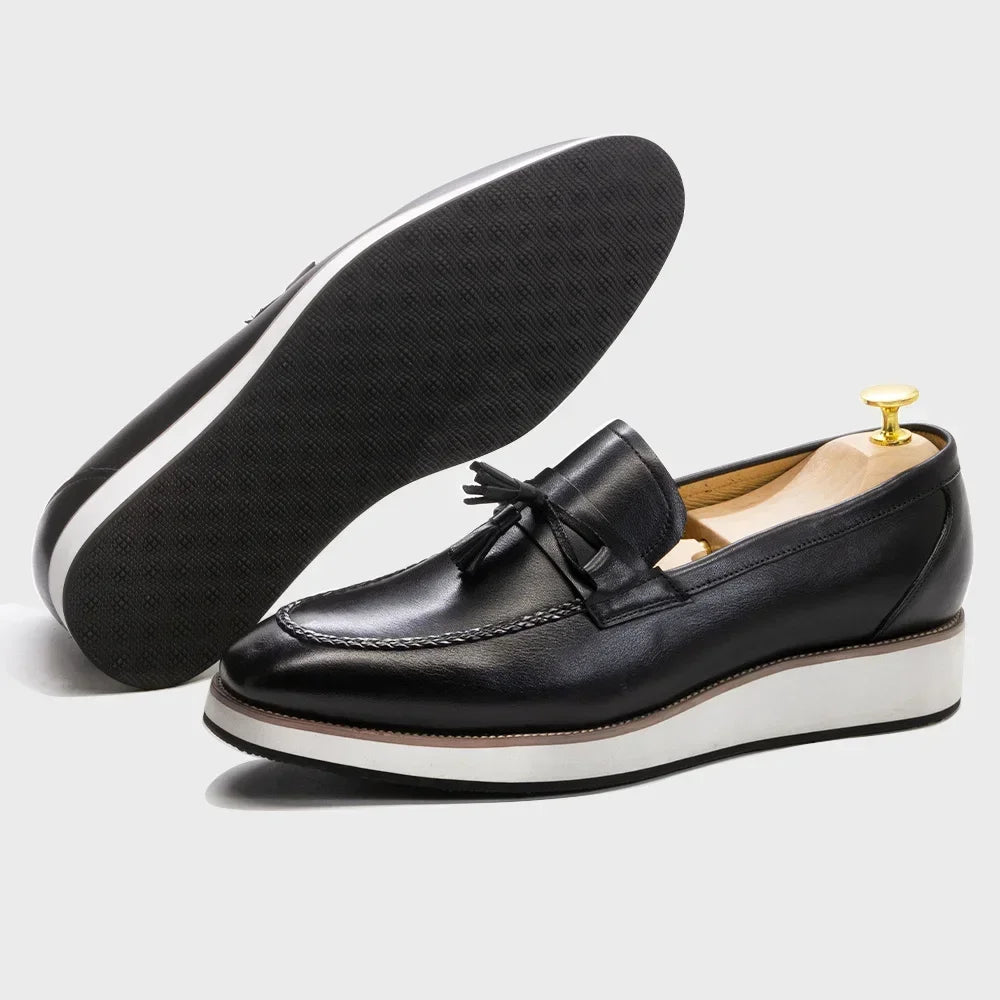 Par de mocasines de hombre con suela blanca