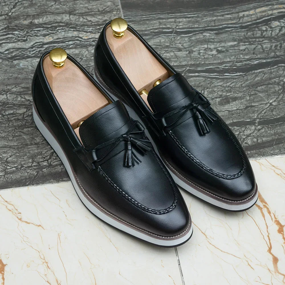 Mocasines con borlas en negro y marrón